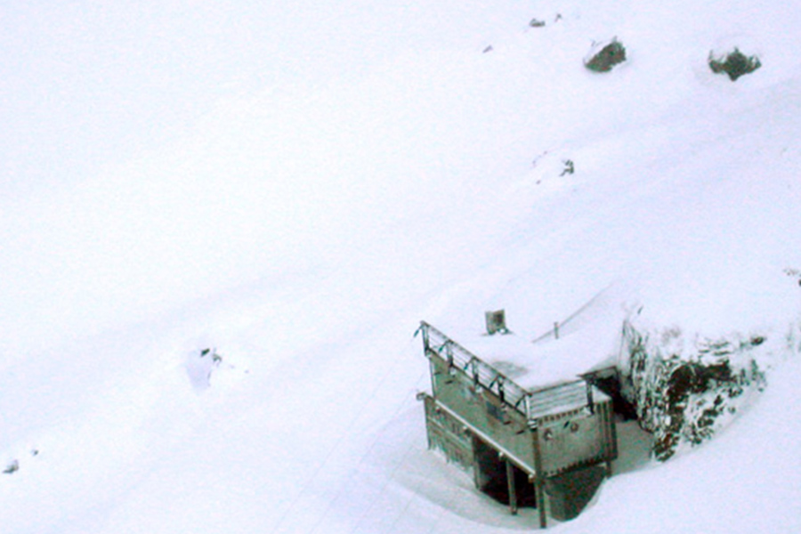 Reception building at Jukla power plant in winter